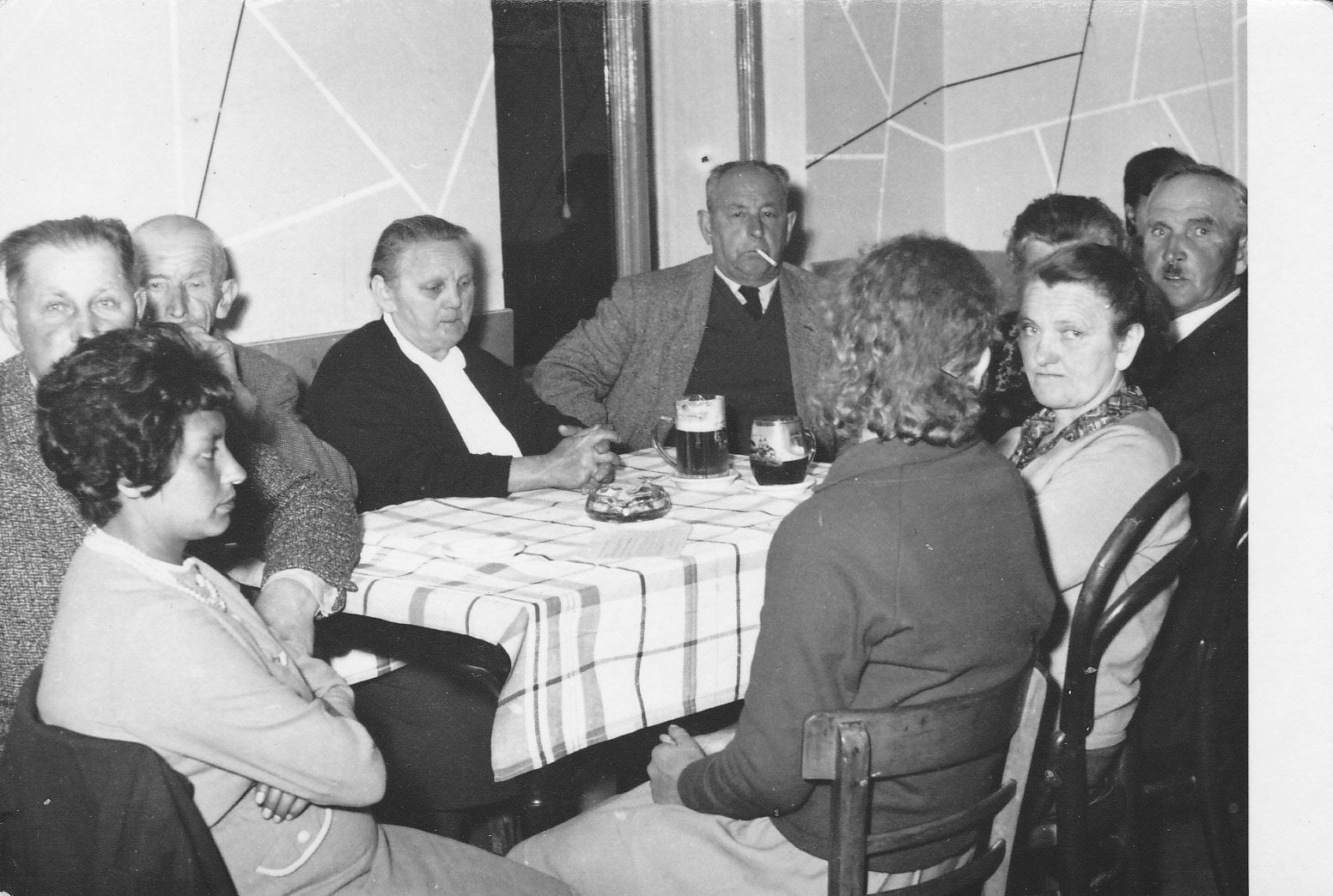 Společenská událost,v popředí p.Skrášková,uprostřed Hrobařovi