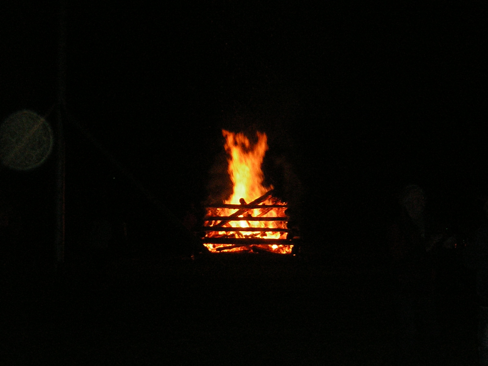 Oheň hořel až do druhého dne.
