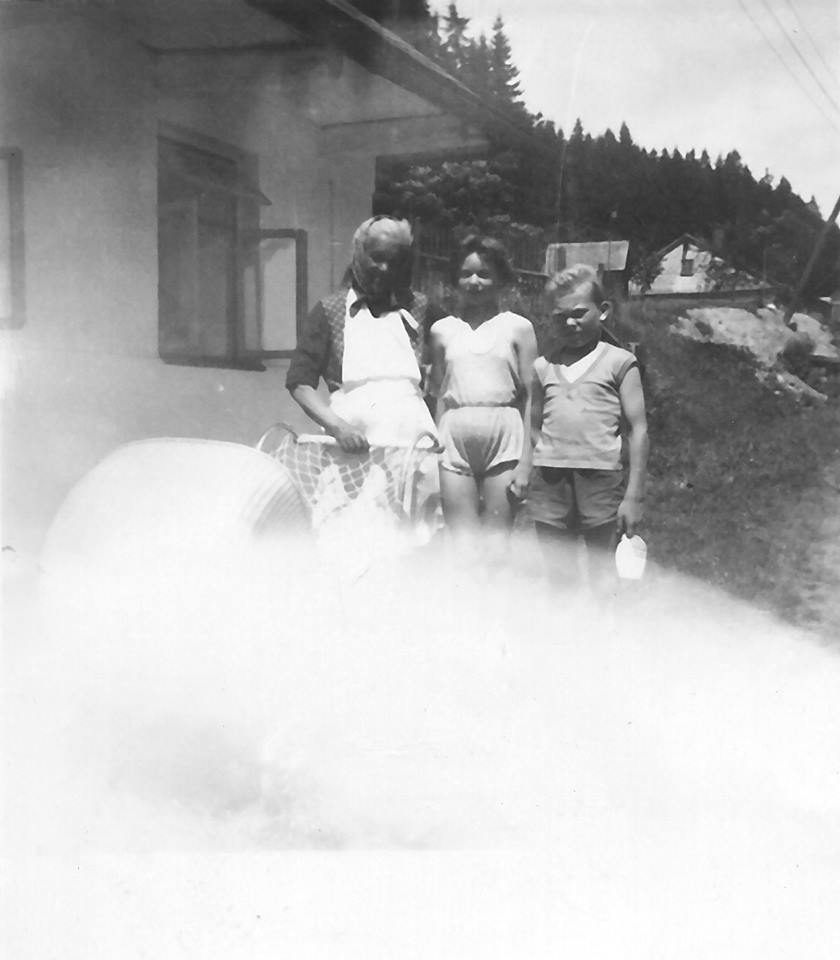 Jana a Václav Tejklovi s babičkou